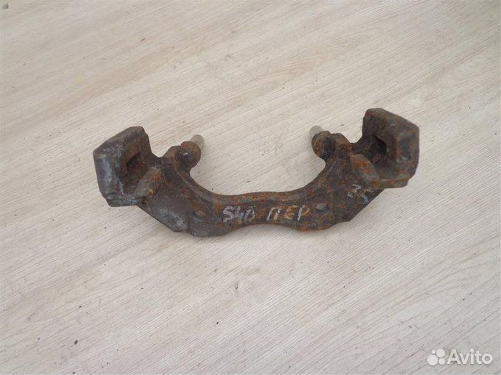 Скоба суппорта переднего Volvo S40 2004