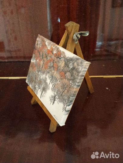 Маленький мольберт с картиной