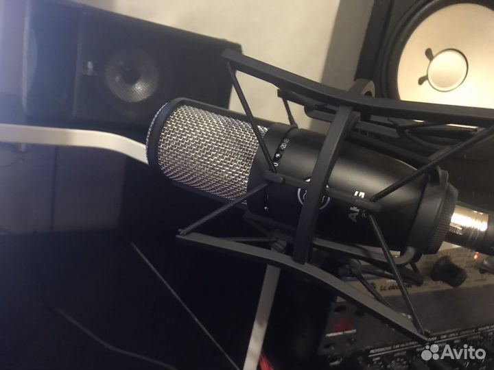 Студийный микрофон akg p220