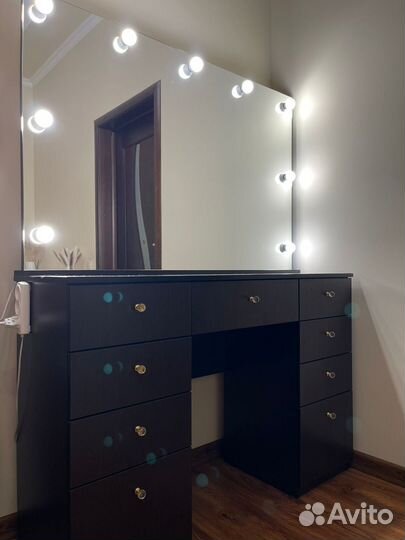 Туалетный столик с зеркалом и подсветкой