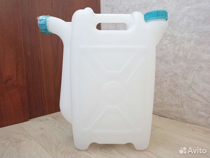 Канистры пластиковые, 10 и 15 л новые