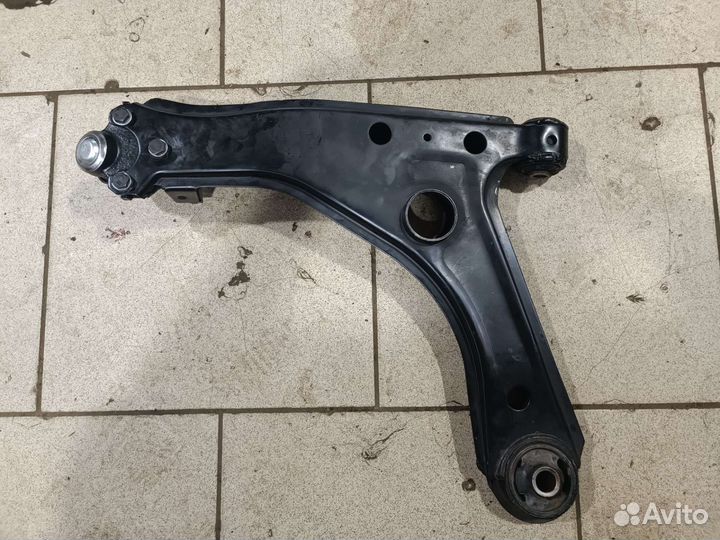 Передний правый рычаг в сборе golf3