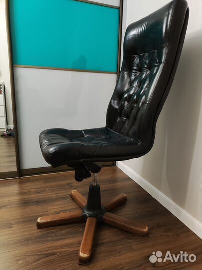 Компьютерное офисное кресло руководителя