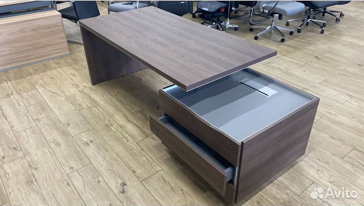 Стол руководителя с опорной тумбой