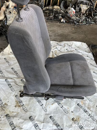 Сиденье пассажирское Nissan Avenir