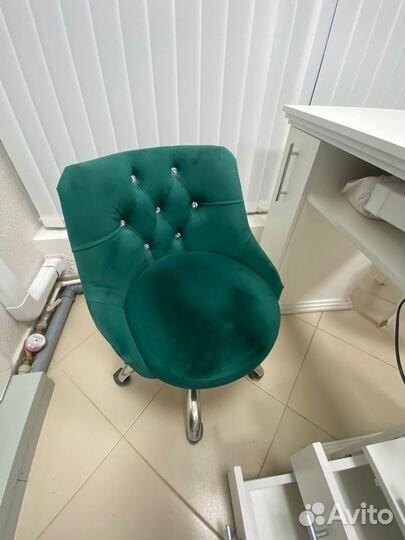 Маникюрный стол и 2 стула