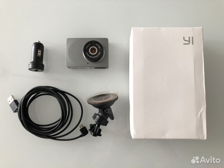 Автомобильный видеорегистратор Xiaomi YI