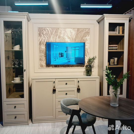 Тумба под телевизор и две витрины