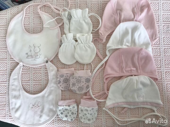 Шапки, слюнявчики и царапки от рождения до года