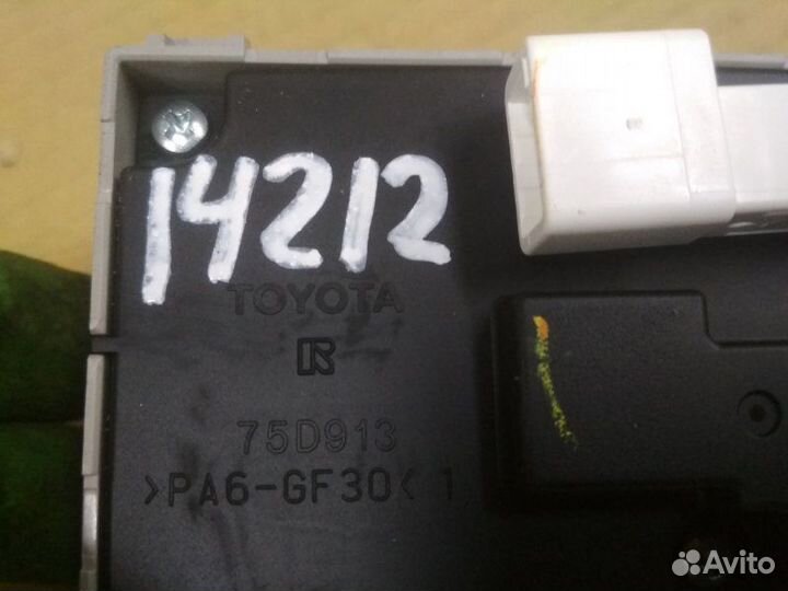 Панель заднего климат-контроля Toyota Sienna III