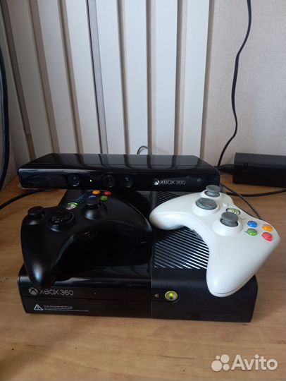 Игровая приставка (Xbox 360e)