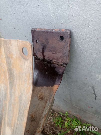 Траверса двигателя 405