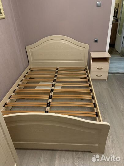 Шкаф, кровать и тумба