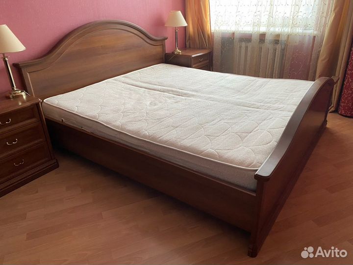 Кровать двуспальная с матрасом б/у