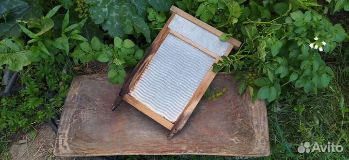 Стиральная доска и деревянное корыто