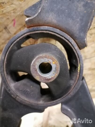 Подушка двигателя задняя Toyota Avensis T251