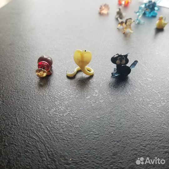 Фигурки из цветного стекла