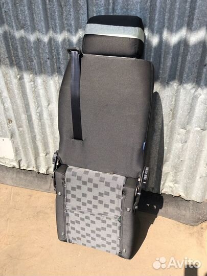 Сидение автомобильное с ремнем безопасности