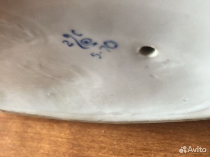 Статуэтка Девушка гадает на ромашку