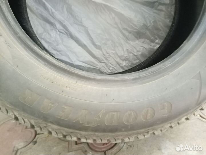 Goodyear UltraGrip Ice 2 215/65 R16 98T