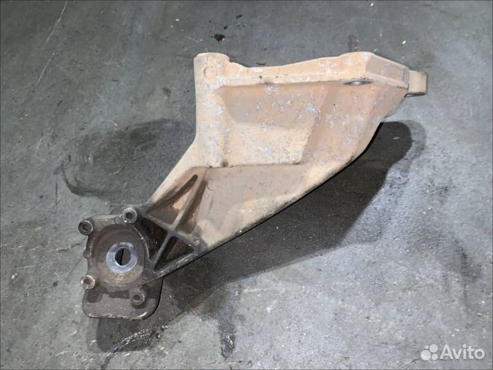 Кронштейн подушки двигателя BMW N63B44A правый