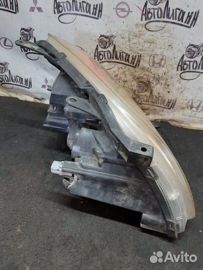 Фара передняя левая Toyota Avensis