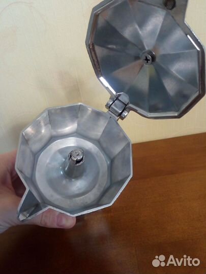 Гейзерная кофеварка и кофейная пара