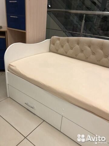 Детская кровать с мягкой спинкой