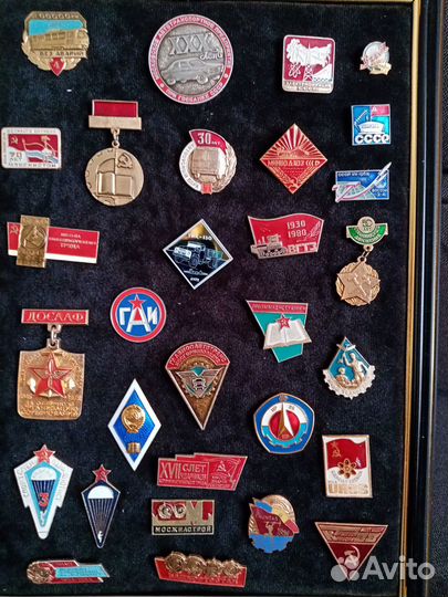 Значки советской эпохи в рамке