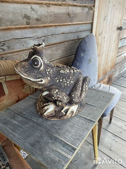 Фигурка лягушки