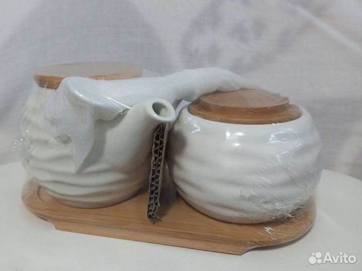 Набор чайник и сахарница на деревянной подставке