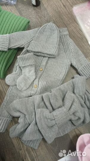 Вязаный комбинезон для новорожденного