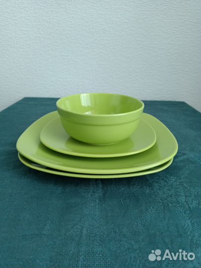 Комплект ярких керамических тарелок и салатник