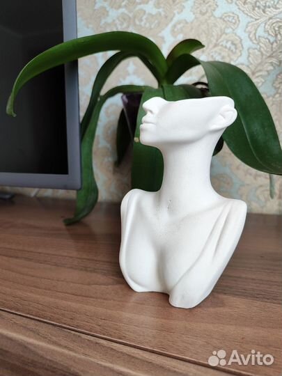 Для интерьера или подарка Ваза из гипса 'муза'