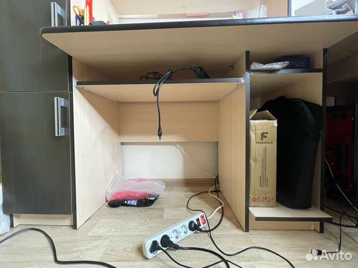 Компьютерный стол с полками