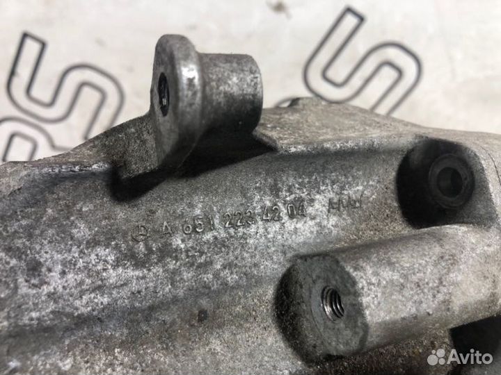 Подушка двигателя левая Mercedes-Benz Cls-Class