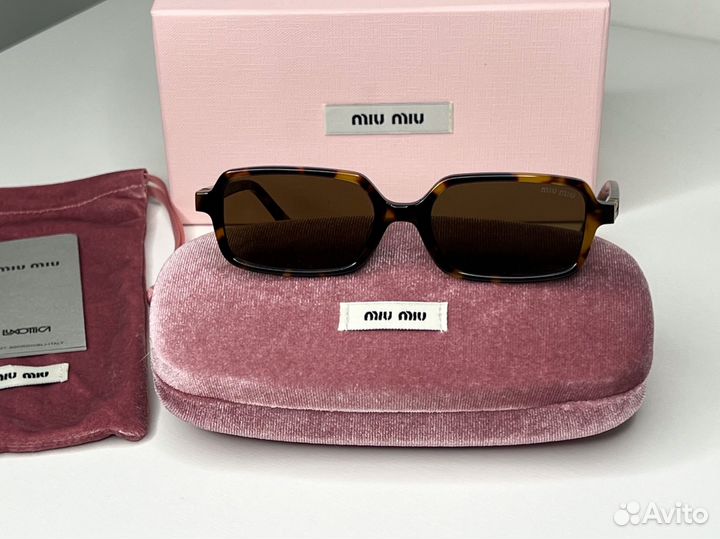 Солнцезащитные очки Miu Miu