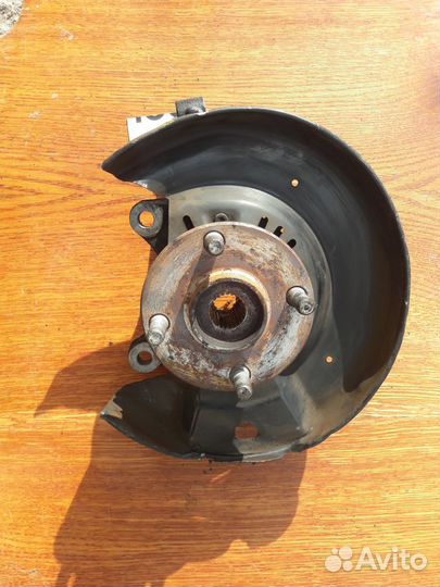 Поворотный кулак левый Toyota Yaris 10