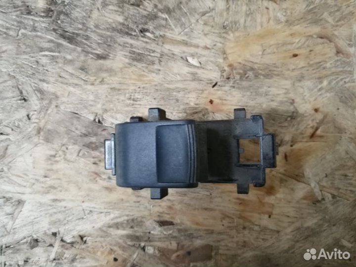 Кнопка стеклоподъемника задняя правая Toyota Camry