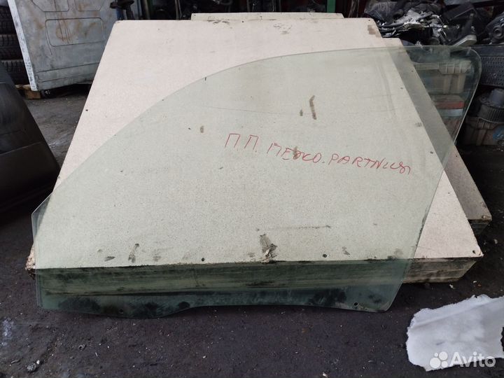 Стекло дверной правой Peugeot Partner 1