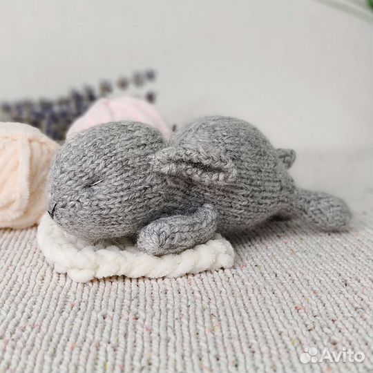 Зайчонок. Спящий зайчик, вязаная игрушка