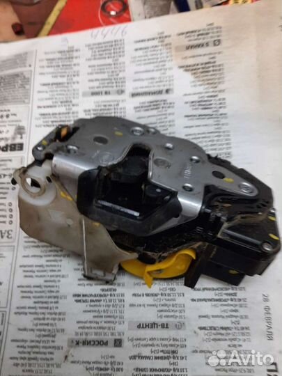 Замок передней левой двери на опель астра j