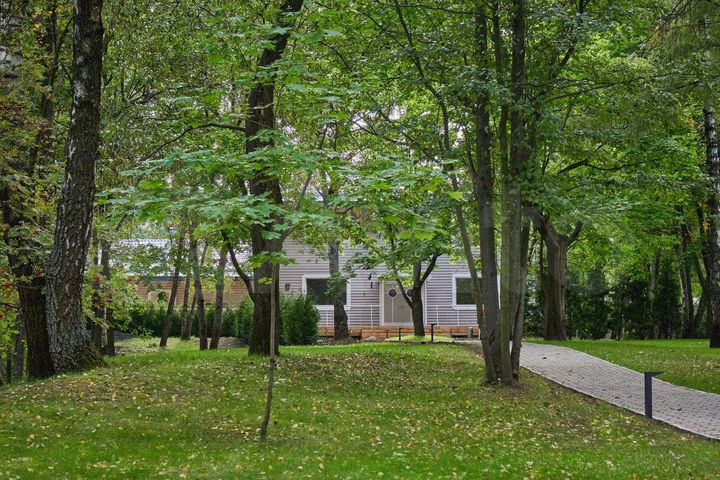 Дом 640 м² на участке 2 га