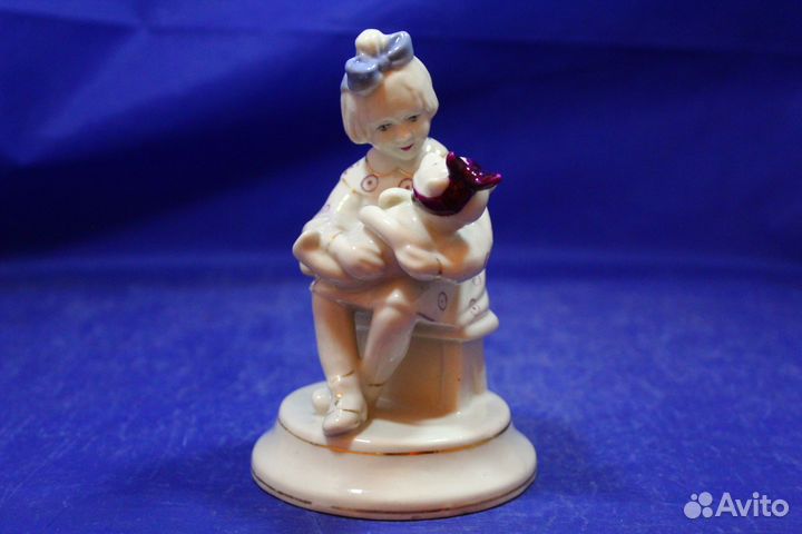 Фарфоровая статуэтка У мишки зубки болят Девочка