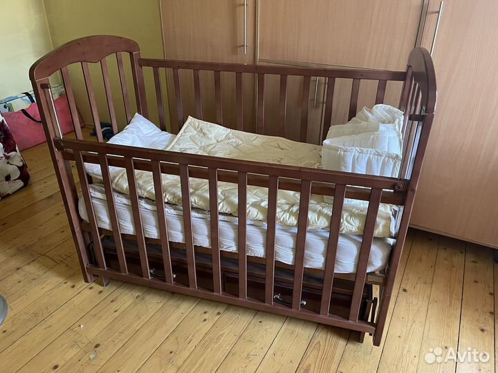 Детская кроватка с маятником и ящиком