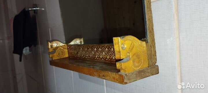 Зеркало в деревянной раме ручной работы