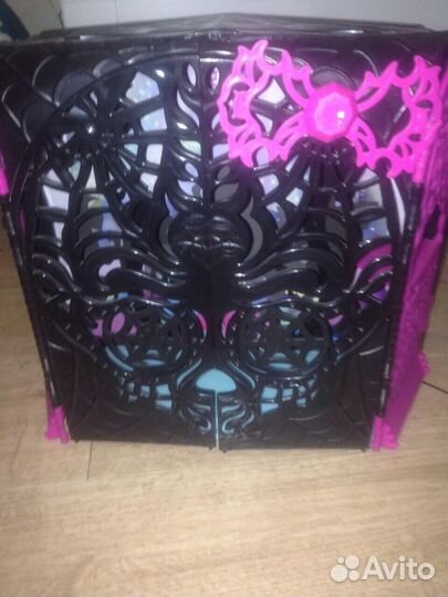 Подиум Мрнстр Хай