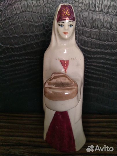 Очень редкая статуэтка «Девушка Армянка с караваем