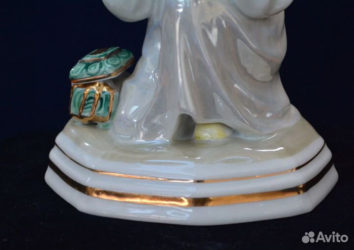 Фарфоровая статуэтка- Малахитовая шкатулка Дулево