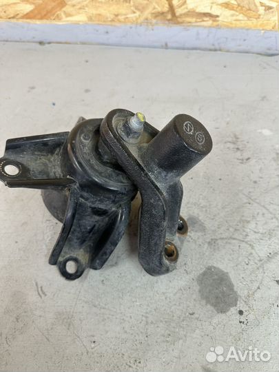 Опора двигателя на hyundai solaris 1